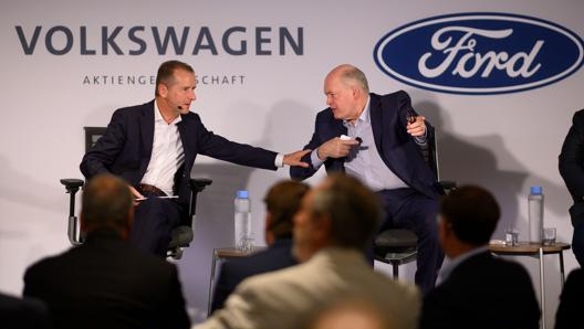 I numeri 1 di Volkswagen e Ford Herbert Diess e Jim Hackett, durante la conferenza stampa di presentazione della partnership tra i due gruppi il 15 luglio del 2019. Afp