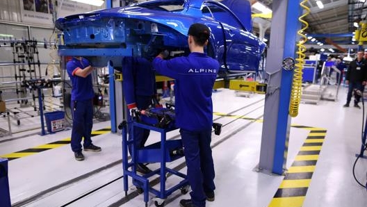 Operai al lavoro su una Alpine A 110 nella fabbrica di Dieppe. Afp