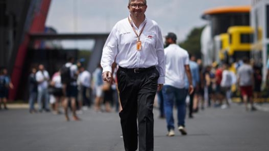 Ross Brawn nel paddock: limitazione al numero del personale dei team in vista. Epa