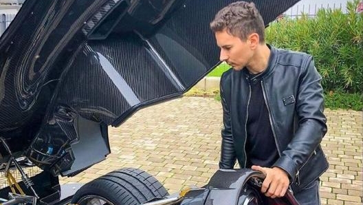 Jorge Lorenzo ammira il V12 della sua Pagani Huayra Roadster