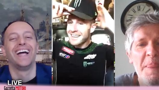 Rea si toglie il cappello per mostrare a Paolo Ianieri e Lorenzo Baroni il nuovo taglio di capelli, realizzato da sua moglie Tatiana