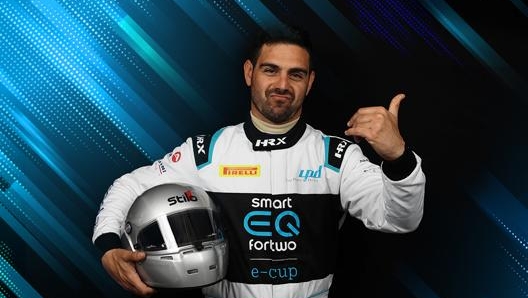 Anche Riccardo Azzoli ha un grosso passato nelle monoposto, cui hanno fatto seguito le gt e uno stop di qualche anno prima di approdare alla Smart EQ Cup