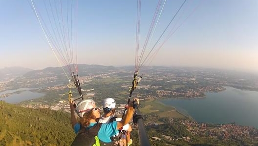 Sulla Brianza, a nord di Milano, in parapendio dal Monte Cornizzolo. Masperi