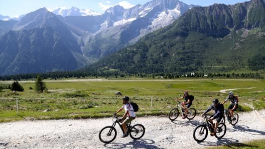 Mountain bike a pedalata assistita su un ampio sentiero di montagna. Masperi