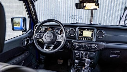 Gli interni con selleria in pelle su Jeep Wrangler Sahara