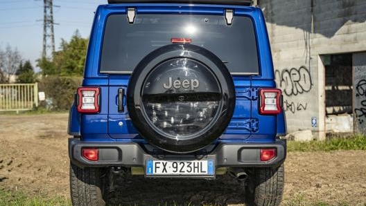 L’allestimento Sahara di Jeep Wrangler include il copri-ruota verniciato