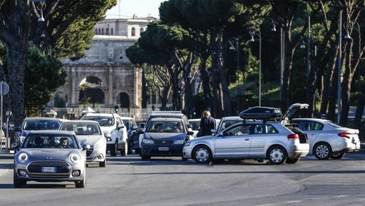 L’automoble rimane il mezzo preferito dagli italiani. LaPresse