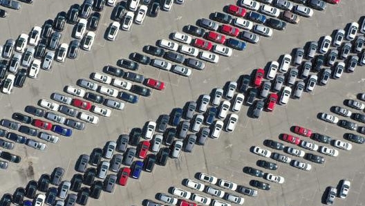 Secondo una stima sono oltre 200 mila le auto invendute che affollano capannoni e piazzali dei dealer. Afp