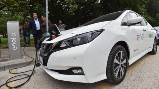 Un’auto elettrica in ricarica