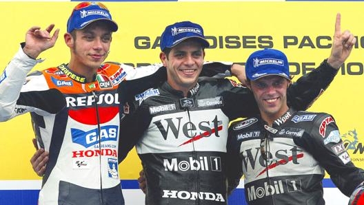 Il podio del GP del Pacifico 2002 a Motegi: Barros (1°) tra Rossi (2°) e Capirossi (3°). Epa