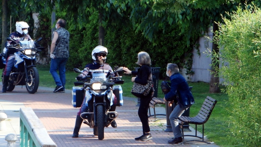 Poliziotti motociclisti durante un controllo. Ansa