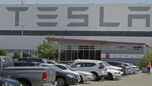 L’impianto Tesla di Fremont in California. LaPresse