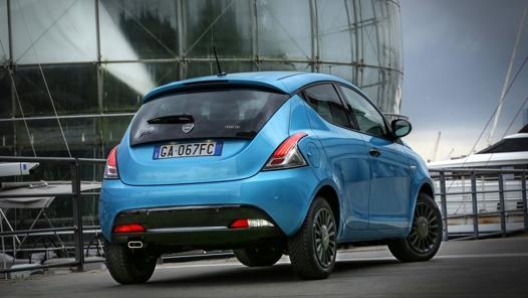 il retro della Lancia Ypsilon Hybrid Ecochic