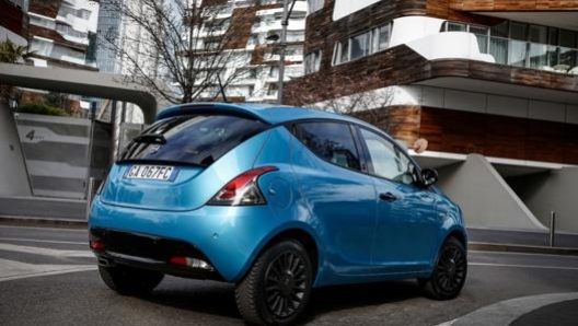 Il retro della Lancia Ypsilon Hybrid Ecochic