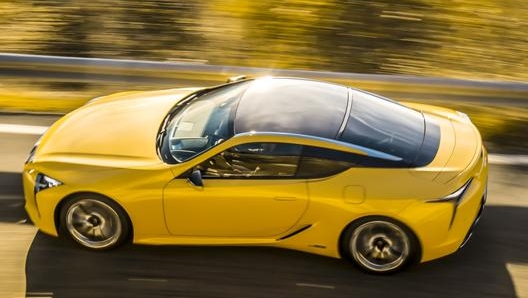 Le linee della Lexus LC500h restituiscono una sensazione di velocità e dinamismo