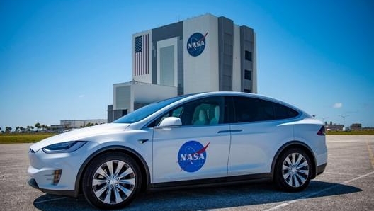 La Tesla Model X con i colori Nasa per la missione Demo 2