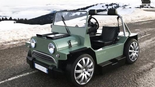 L’estetica è (più o meno) quella della celebre Mini Moke, spiaggina degli anni 60 lanciata dal marchio Bmc