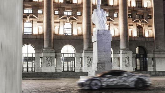 La Maserati MC20 in piazza Affari a Milano