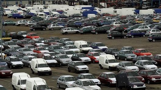 Il parcheggio di un deposito di automobili