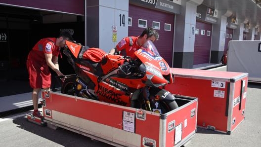 La Ducati di Danilo Petrucci nella cassa al circuito di Losail. Sarà spedita dove? MILAGRO