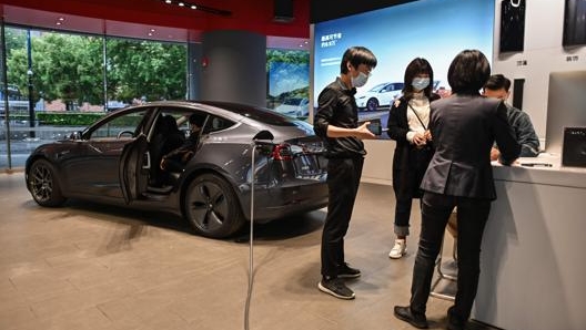 Un concessionario Tesla a Wuhan. Afp