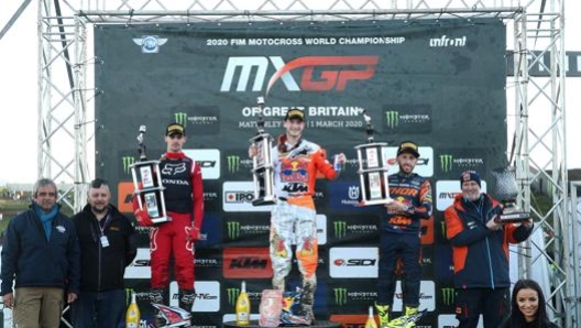 Cairoli, a destra, terzo sul podio del primo GP 2020 in Gran Bretagna. GETTY