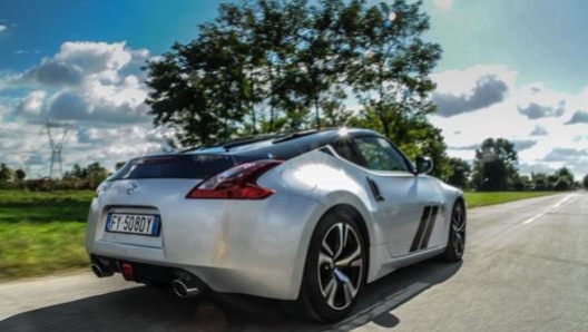 Il tetto spiovente si collega al portellone sulla Nissan 370Z