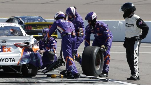 Un cambio gomme durante una gara Nascar Usa. LAPRESSE