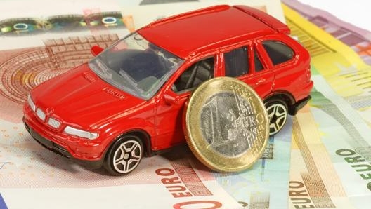 Nell’Unione europea e Regno Unito i veicoli a motore fruttano al fisco 440,4 miliardi di euro