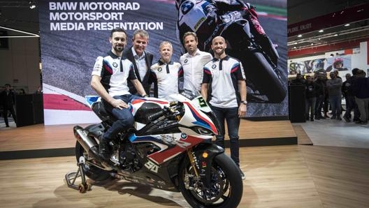 Il team BMW Motorrad del mondiale Superbike durante Eicma 2019; in sella Eugene Laverty e a destra Tom Sykes