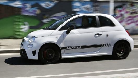 Abarth 595 misura 3,66 metri in lunghezza, 1,62 metri in larghezza e 1,48 in altezza. Foto: G. Masperi