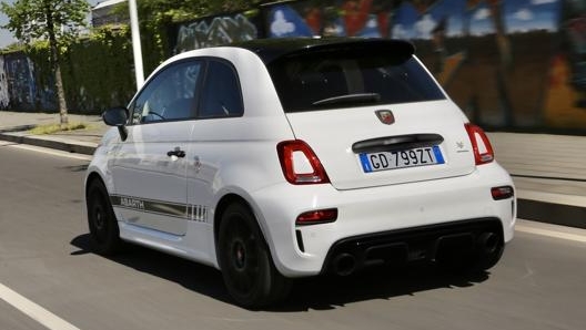 Abarth 595 Esseesse tocca una velocità massima di 225 km/h