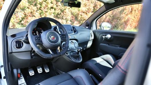 Gli interni di Abarth 595 Esseesse: volante e sedili sportivi, pedaliera in alluminio, cambio manuale a 5 rapporti