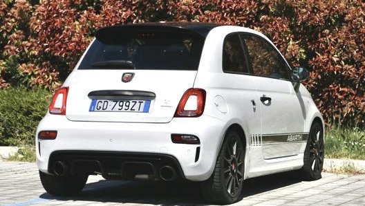 Abarth 595 Esseesse monta lo scarico Akrapovic a due terminali