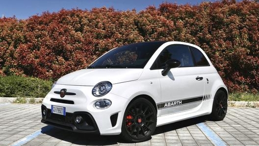 Tra le dotazioni di Abarth 595 Esseesse i cerchi da 17 pollici e le pinze dei freni Brembo in colorazione rossa. Foto: G. Masperi