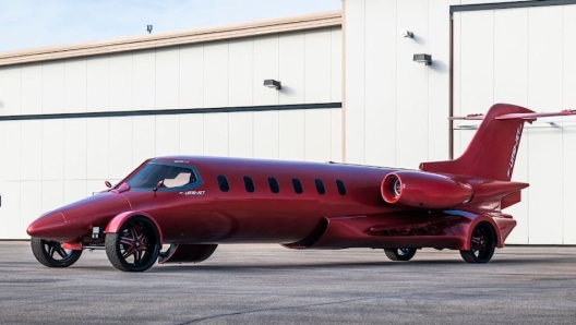 La fusoliera del Learjet è stata privata delle ali e rinforzata un telaio tubolare in acciaio. MECUM