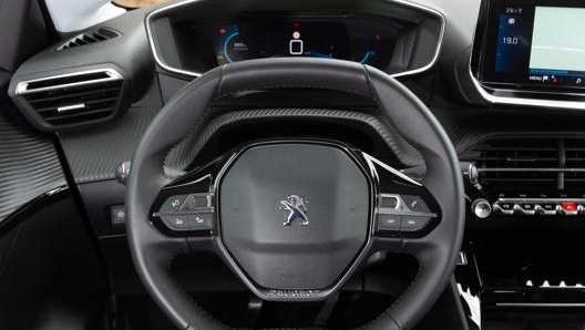 Cruscotto digitale e volante in posizione ribassata, tipico dell’i-Cockpit Peugeot