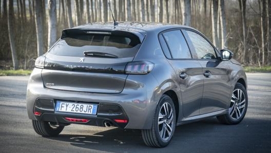 Spoiler al tetto e vetri oscurati sull’allestimento Allure di Peugeot 208