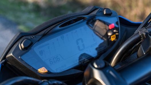 Dettaglio della strumentazione digitale sulla Suzuki GSX-S750