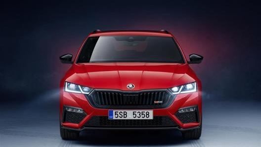 L’Octavia RS iV è equipaggiata con un 1.4 Tsi benzina da 150 Cv abbinato a un motore elettrico da 85 kW