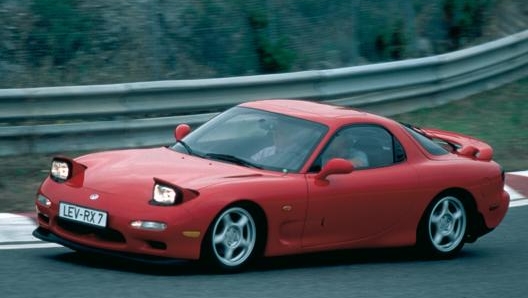 Una RX-7 FD versione stradale impegnata in pista. Nella foto si notano i fanali che si richiudono quando si spengono gli anabbaglianti