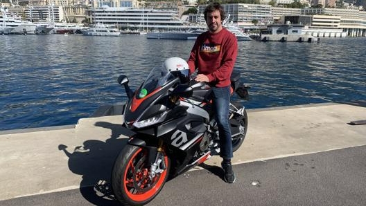 Fernando Alonso a Montecarlo in sella all'Aprilia RS660