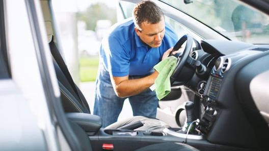 Il volante è una delle parti più a rischio dove i batteri possono raggrupparsi