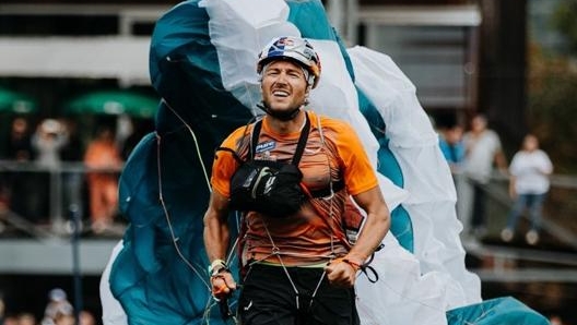 Aaron Durogati, 33 anni, professionista del parapendio