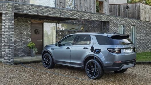 Per Nick Rogers, direttore progettazione di Jaguar Land Rover, “I nuovi Suv Phev offrono doti di capacità e compostezza in propulsione all-electric ed un’efficienza stupefacente su strada ed in off-road”