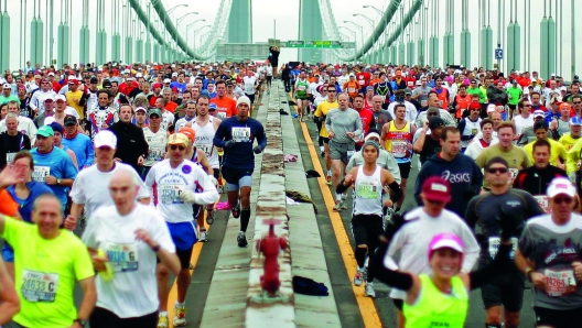 Scatto iconico: la partenza dei quasi 50.000 partecipanti alla maratona di New York sul ponte di Verrazzano. Un rito che il 1 novembre dovrebbe ripetersi.