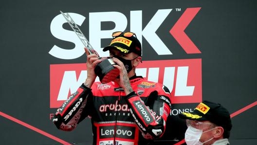 Scott Redding bacia il trofeo del primo posto. Epa