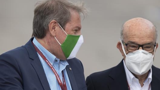 Da sinistra Giovanni Copioli (presidente Fmi) con Carmelo Ezpeleta (boss Dorna). Getty