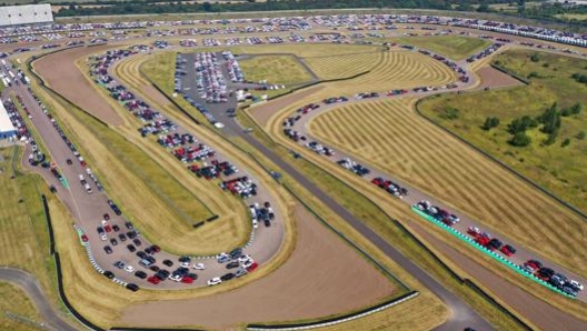 Auto di seconda mano parcheggiate su una pista lo scorso agosto in attesa di tempi migliori per il mercato. Getty