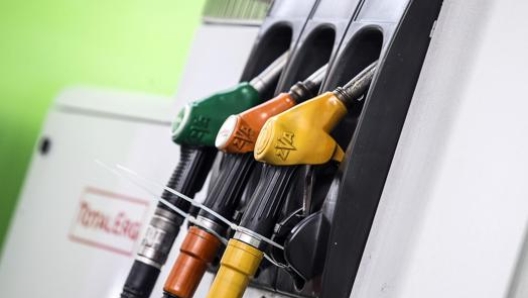 Il gasolio in Italia ha la pi alta aliquota di accise rispetto agli altri Paesi della Ue. Ansa